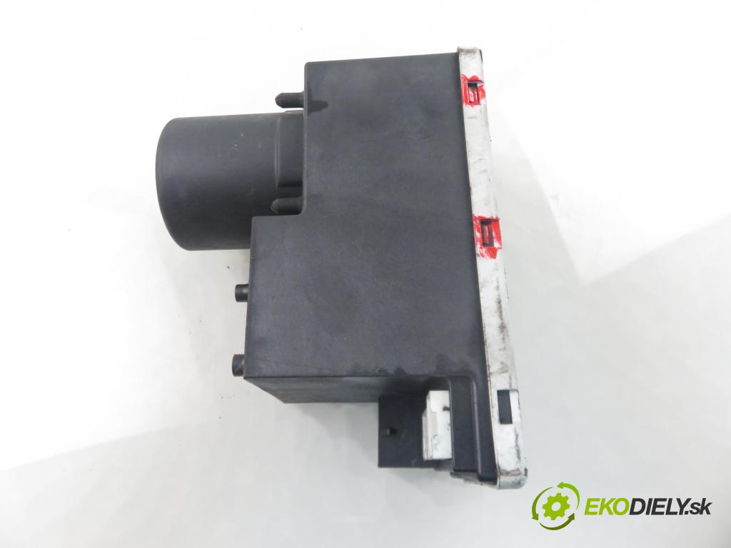 AUDI A3 (8L1) HB 2002 132,00 1.8 T 180 - AUQ 1781,00 motorek zámku centrálního 8D0862257B