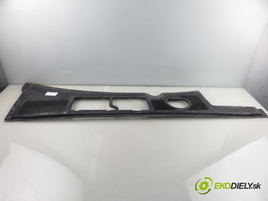 AUDI A4 Avant (8E5, B6) KOMBI 2001 96,00 1.9 TDI - AWX 1896,00 Torpédo, plast pod čelné okno 8E1819417B (Torpédo (plast pod čelným sklom))