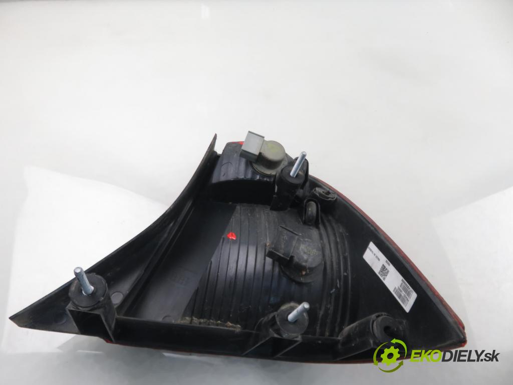 FORD USA FOCUS SEDAN 2005 107,00 2.0 Duratec HE 0,00 Svetlo ľavé zadné