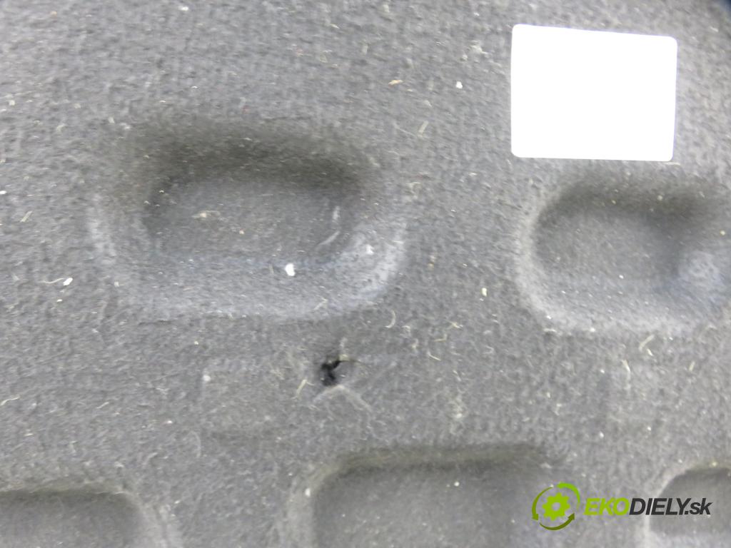 SEAT ALTEA (5P1) HB 2004 75,00 1.6 102 1595,00 POLKA: kufr 5P0867769