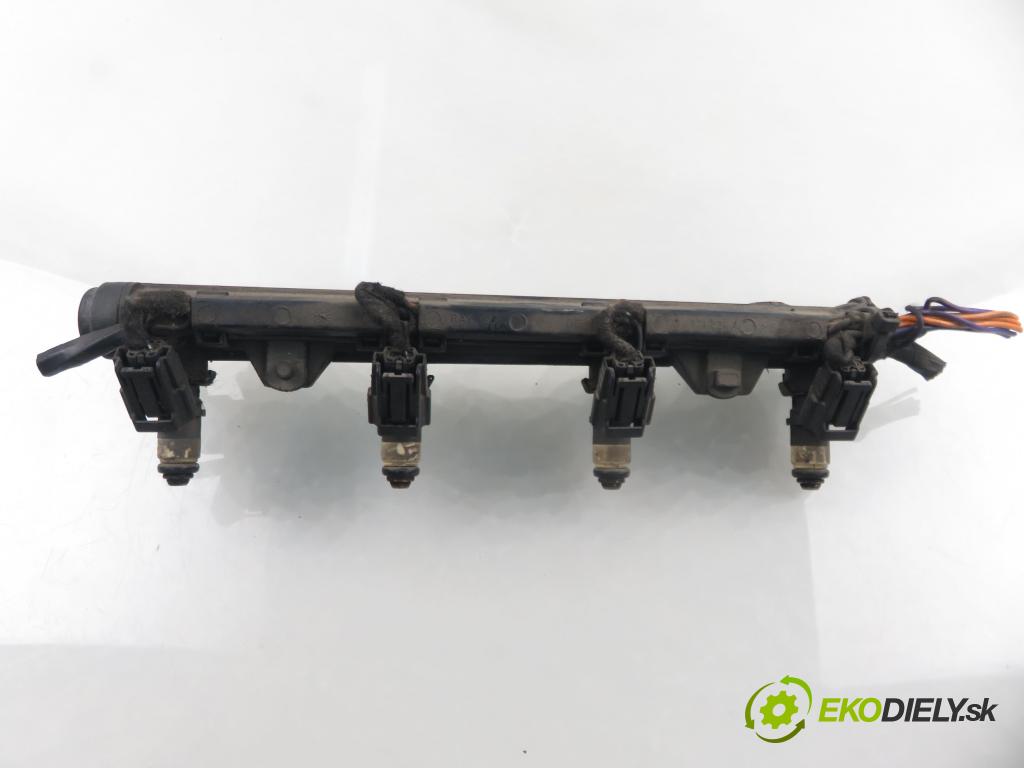 SEAT CORDOBA (6L2) SEDAN 2003 55,00 1.4 16V - BBY 1390,00 Lišta vstrekovacia 036906031M ; 036133319AE (Vstrekovacia lišta)