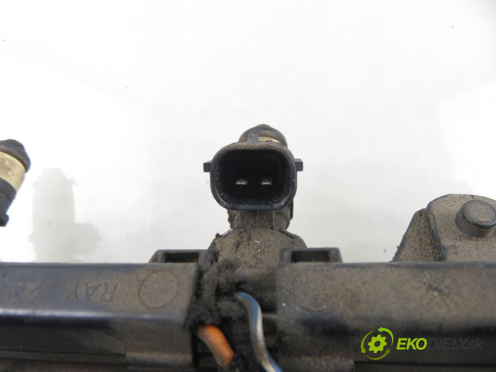 SEAT CORDOBA (6L2) SEDAN 2003 55,00 1.4 16V - BBY 1390,00 Lišta vstrekovacia 036906031M ; 036133319AE (Vstrekovacia lišta)