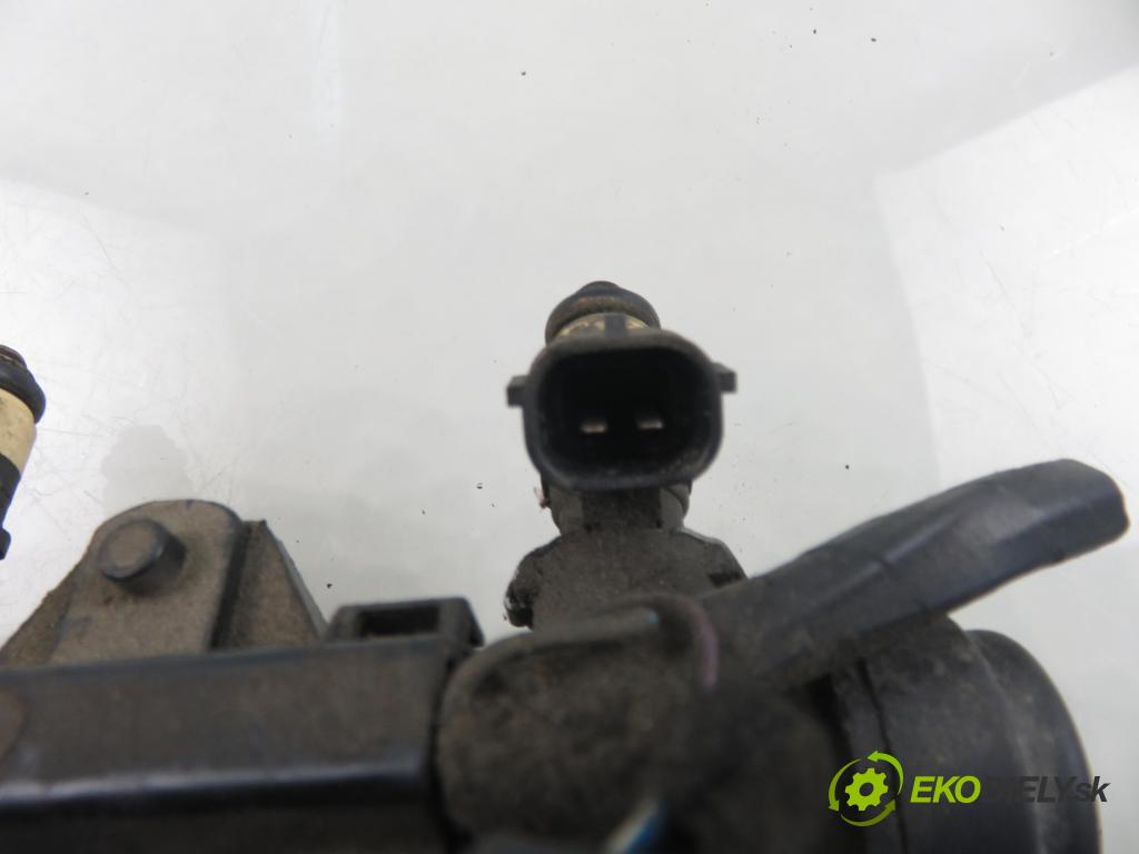 SEAT CORDOBA (6L2) SEDAN 2003 55,00 1.4 16V - BBY 1390,00 Lišta vstrekovacia 036906031M ; 036133319AE (Vstrekovacia lišta)