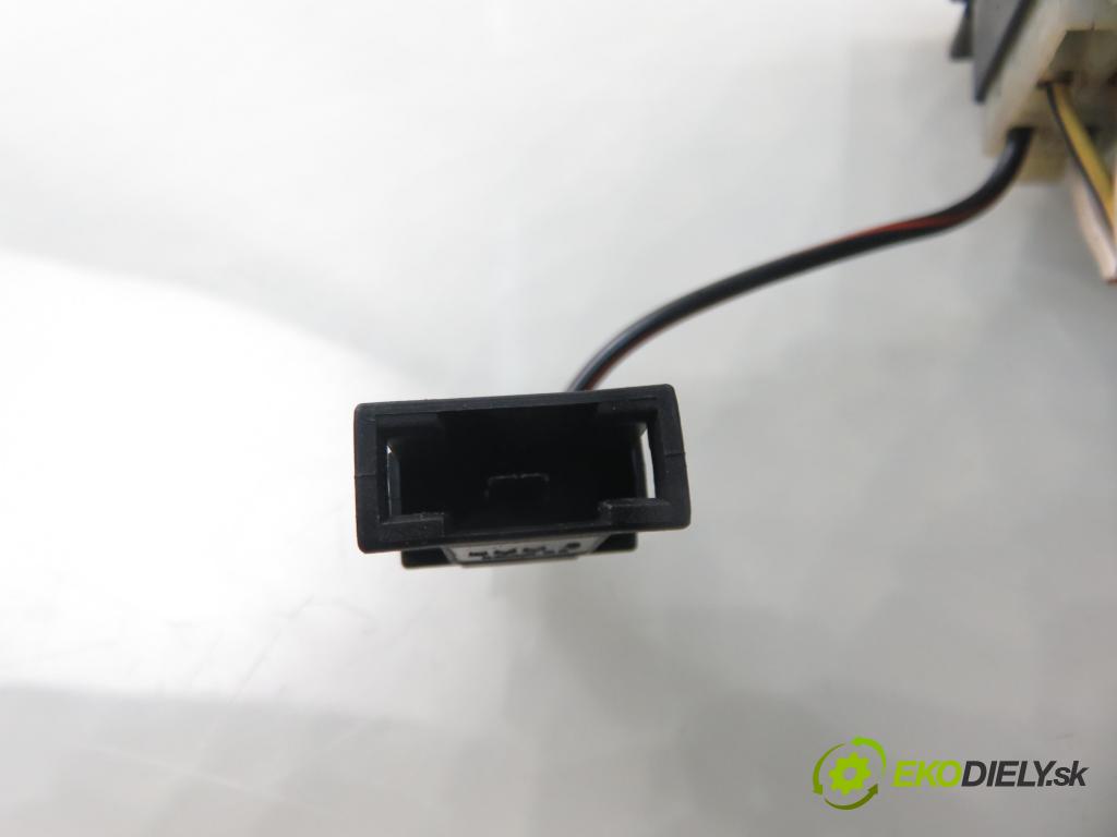 VW PASSAT B3/B4 (3A2, 35I) KOMBI 1994 66,00 1.9 TDI - 1Z 1896,00 Panel topení 1H0819045C ; 1H0820045C
