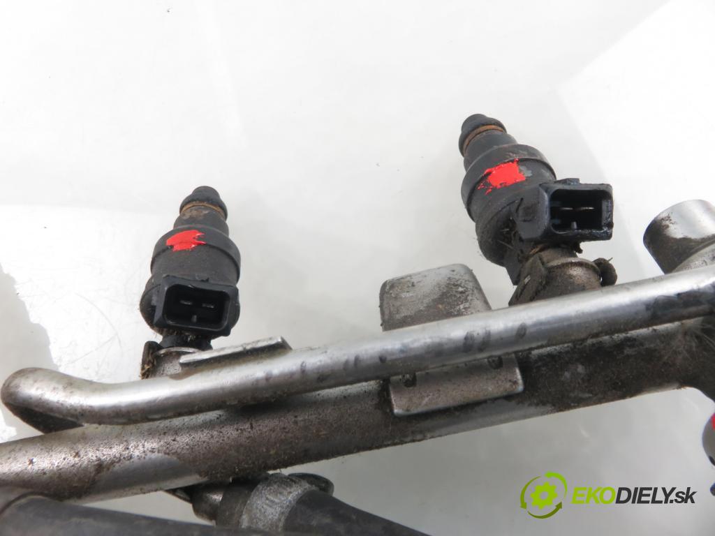 AUDI A4 (8D2, B5) SEDAN 1997 92,00 1.8 - ADR 1781,00 Lišta vstrekovacia 058133551A ; 058133681 (Vstrekovacia lišta)