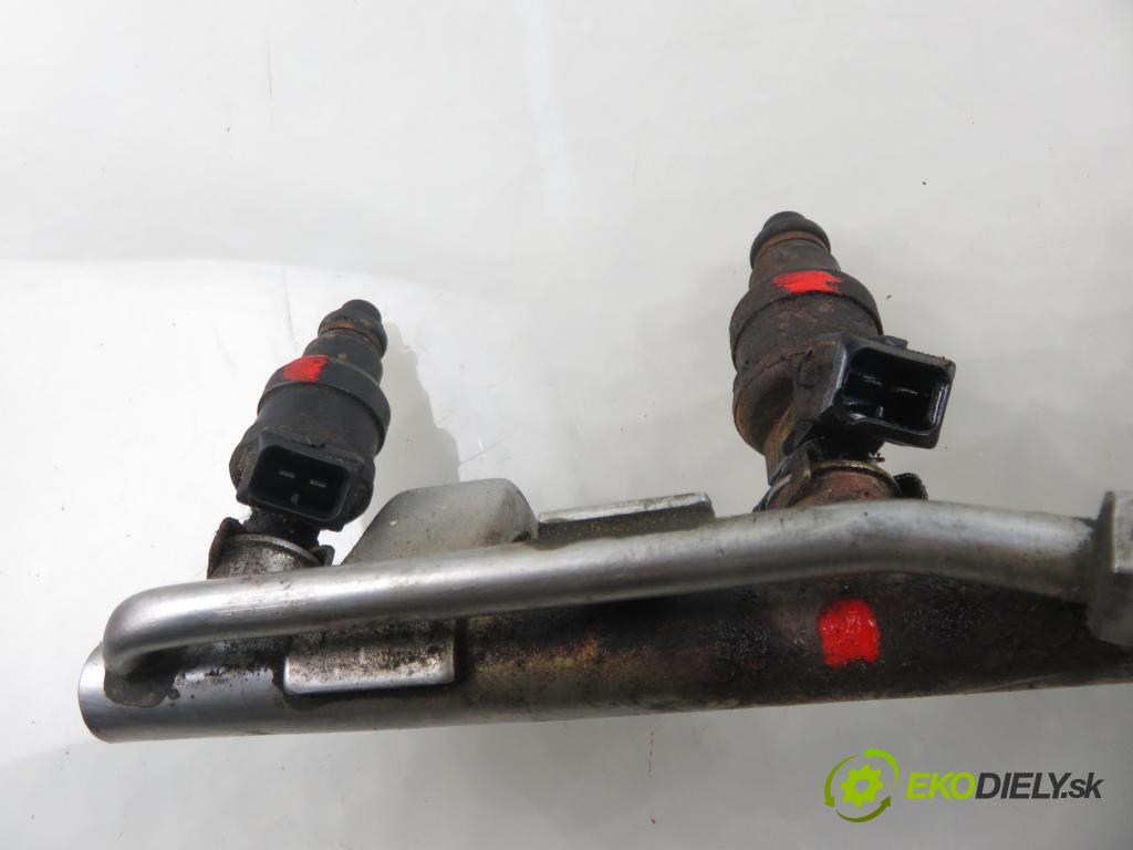 AUDI A4 (8D2, B5) SEDAN 1997 92,00 1.8 - ADR 1781,00 Lišta vstrekovacia 058133551A ; 058133681 (Vstrekovacia lišta)