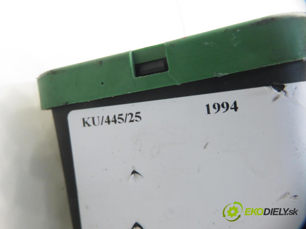 VW PASSAT B3/B4 (3A2, 35I) KOMBI 1994 66,00 1.9 TDI - 1Z 1896,00 motorek zámku centrálního 3A0962257