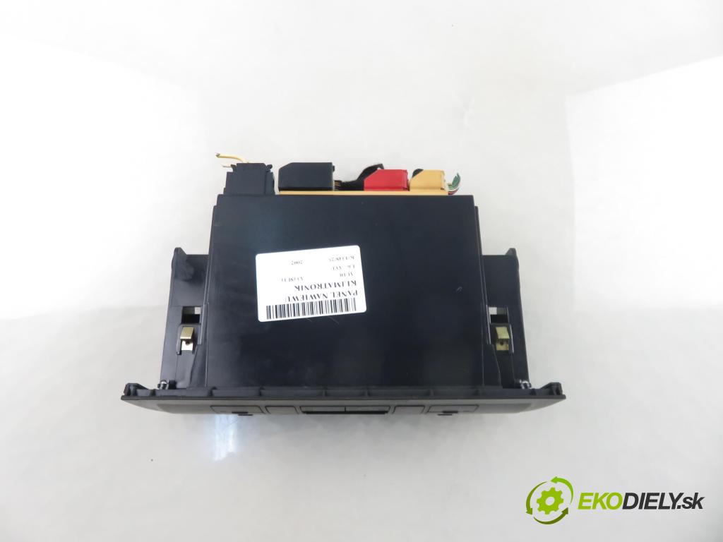 AUDI A3 (8L1) HB 2002 75,00 1.6 - AVU 1595,00 Panel topení KLIMATRONIK 8L0820043H