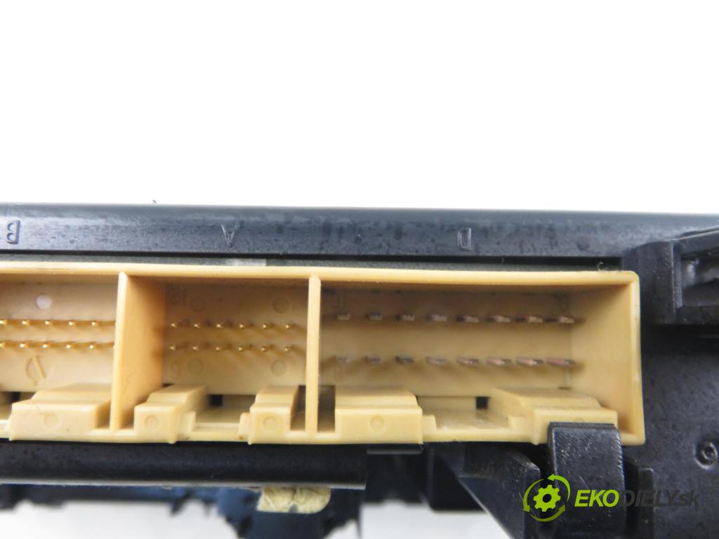 AUDI A3 (8L1) HB 2002 75,00 1.6 - AVU 1595,00 Panel topení KLIMATRONIK 8L0820043H