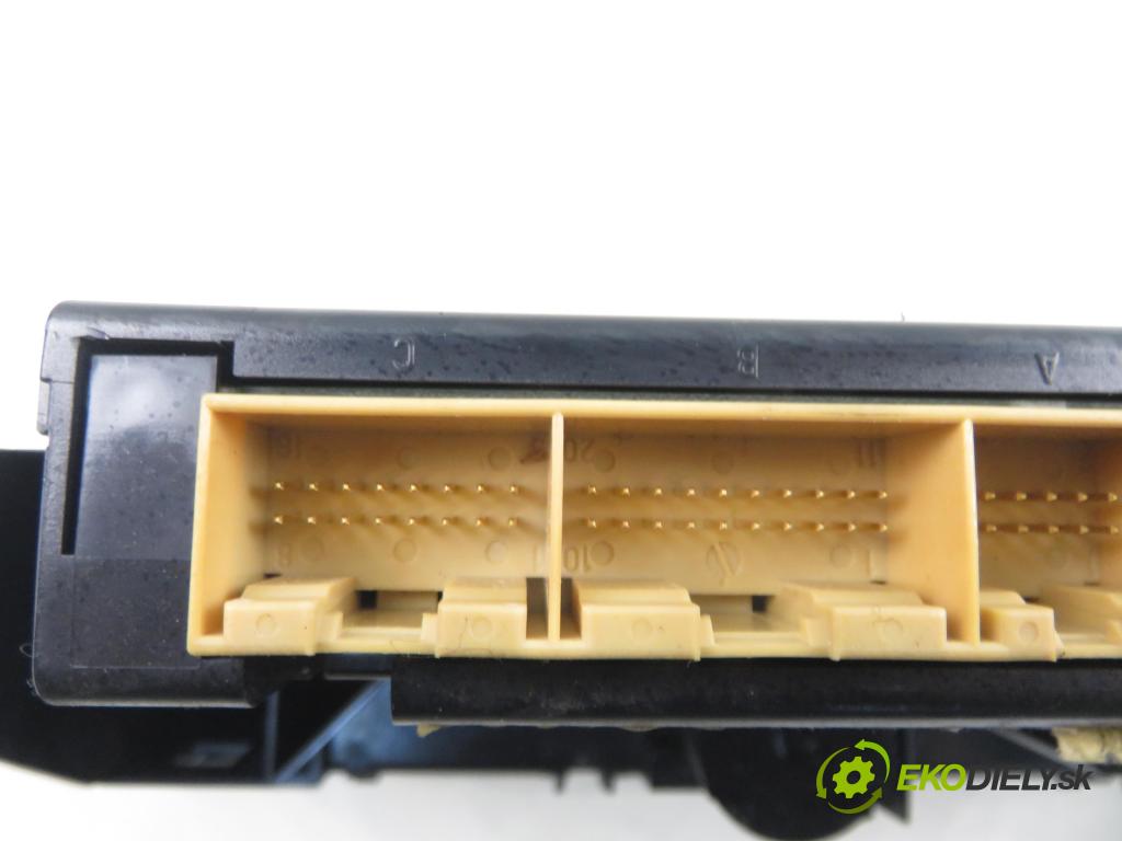 AUDI A3 (8L1) HB 2002 75,00 1.6 - AVU 1595,00 Panel topení KLIMATRONIK 8L0820043H