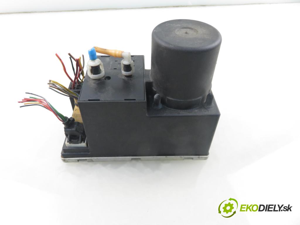 AUDI A3 (8L1) HB 2002 75,00 1.6 - AVU 1595,00 motorek zámku centrálního 8D0962257C