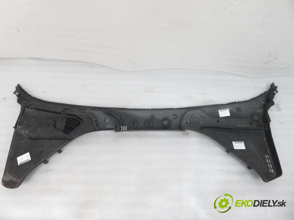 BMW 5 Touring (F11) KOMBI 2015 140,00 520 d xDrive - B47 D20 A 1995,00 Torpédo, plast pod čelné okno 7203124 ; 6987605 ; 7216977 (Torpédo (plast pod čelným sklom))