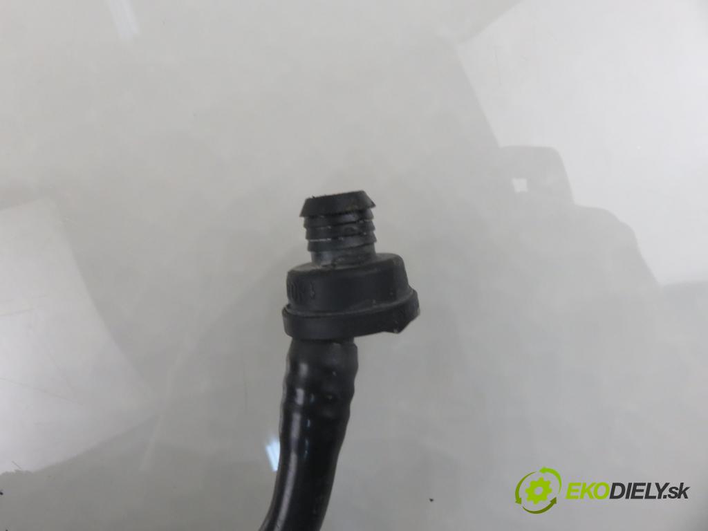 AUDI A4 (8E2, B6) SEDAN 2001 96,00 1.9 TDI PD 130 - AWX 1896,00 trubka do serva 8E1611931L