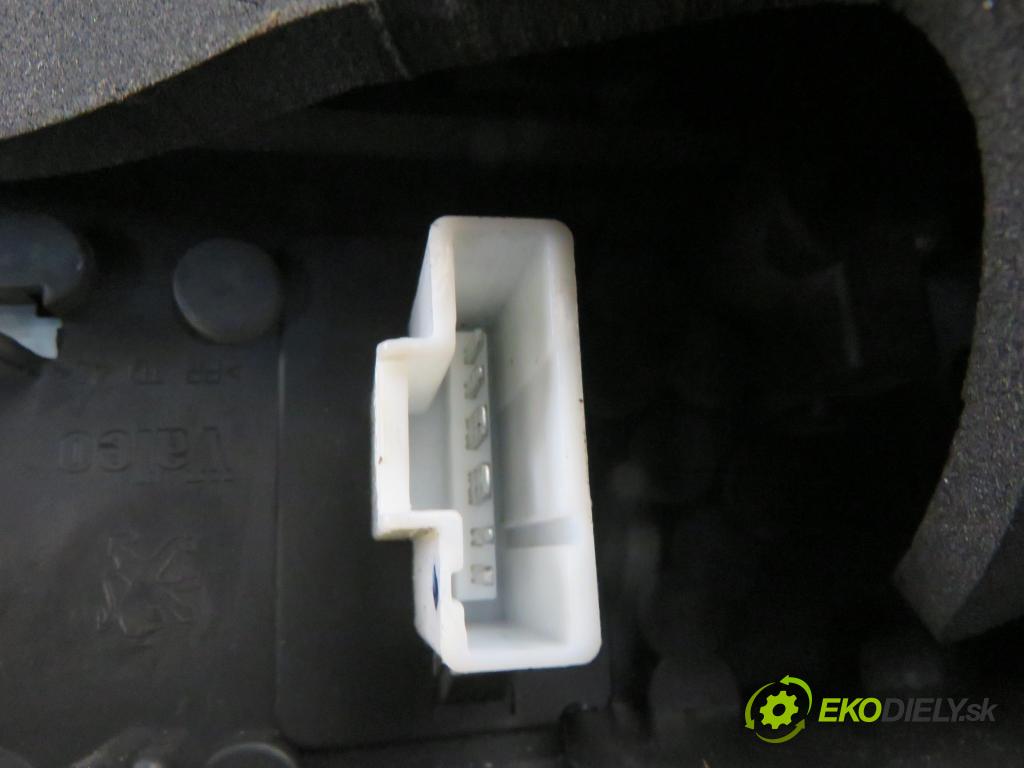 PEUGEOT 407 (6D_) SEDAN 2008 80,00 1.6 HDi 110 - 9HZ (DV6TED4) 1560,00 světlo pravé zadní