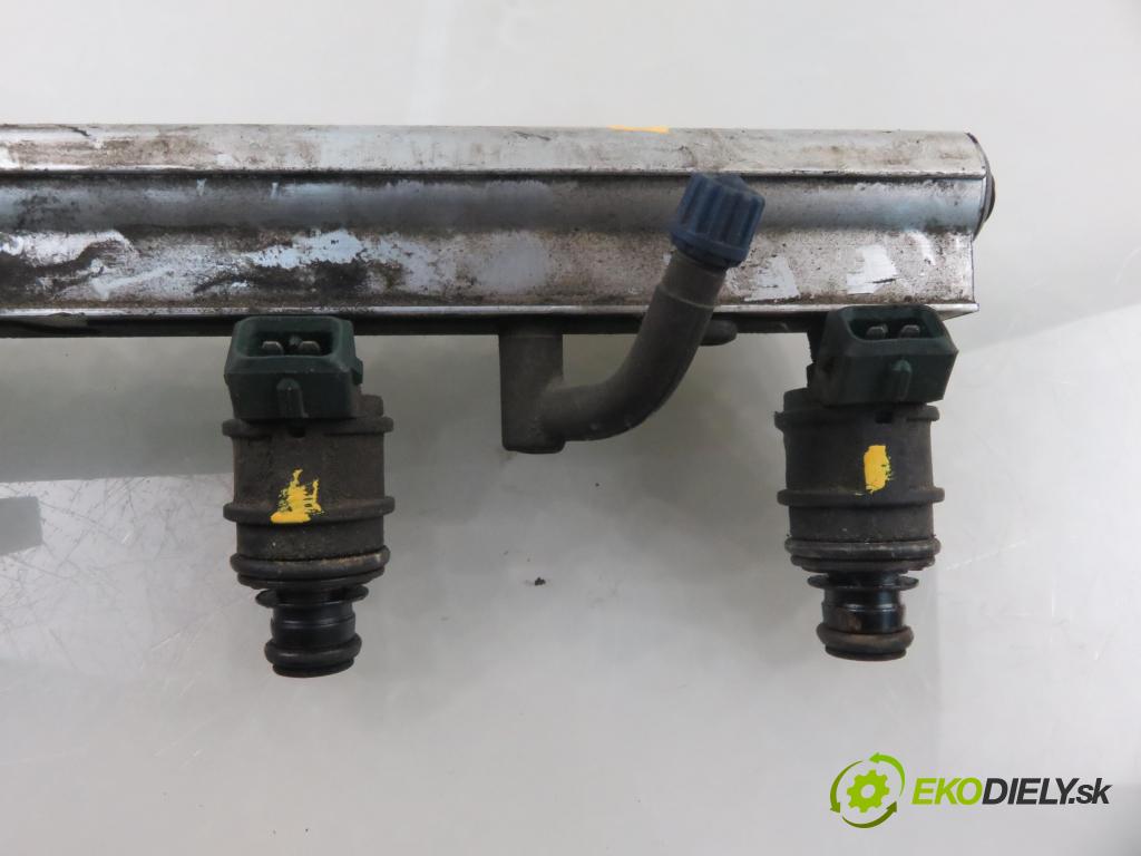 VOLVO V40 Kombi (645) KOMBI 2001 90,00 1.8 122 - B 4184 S2 1783,00 Lišta vstrekovacia 6900370 ; 9202694 (Vstrekovacia lišta)