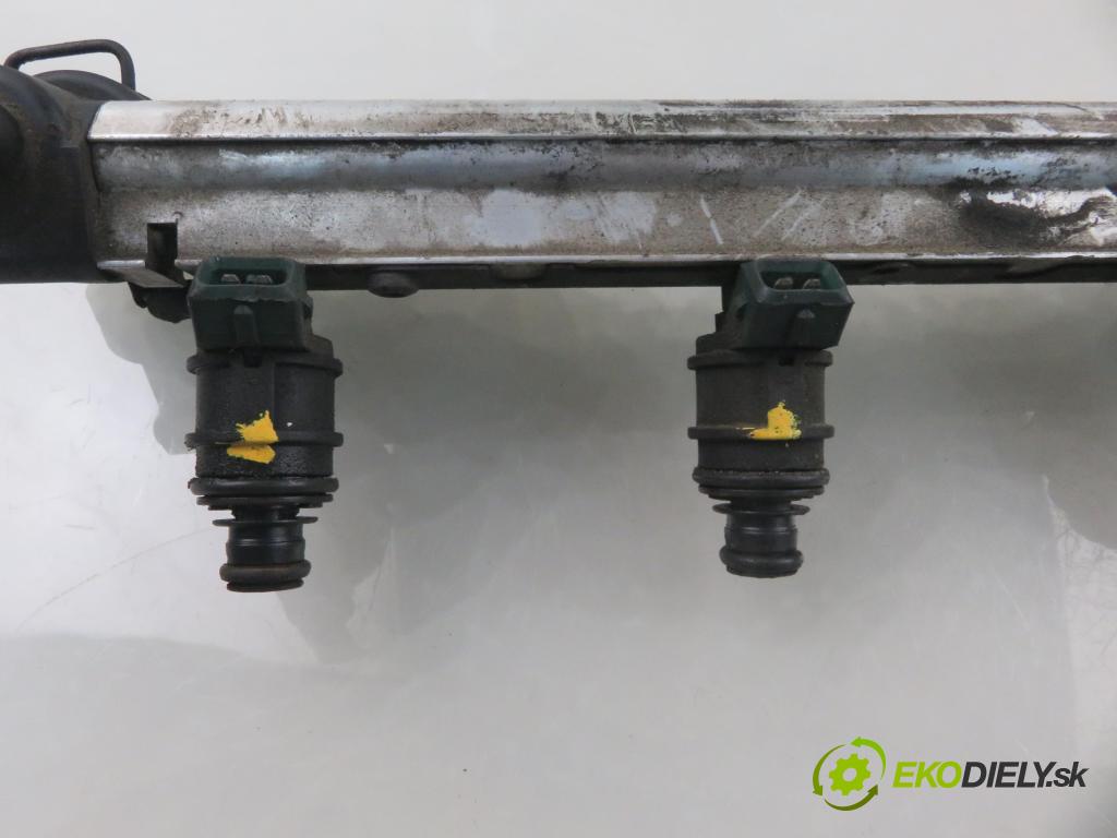 VOLVO V40 Kombi (645) KOMBI 2001 90,00 1.8 122 - B 4184 S2 1783,00 Lišta vstrekovacia 6900370 ; 9202694 (Vstrekovacia lišta)