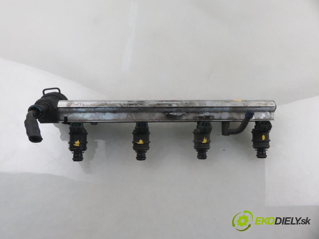 VOLVO V40 Kombi (645) KOMBI 2001 90,00 1.8 122 - B 4184 S2 1783,00 Lišta vstrekovacia 6900370 ; 9202694 (Vstrekovacia lišta)