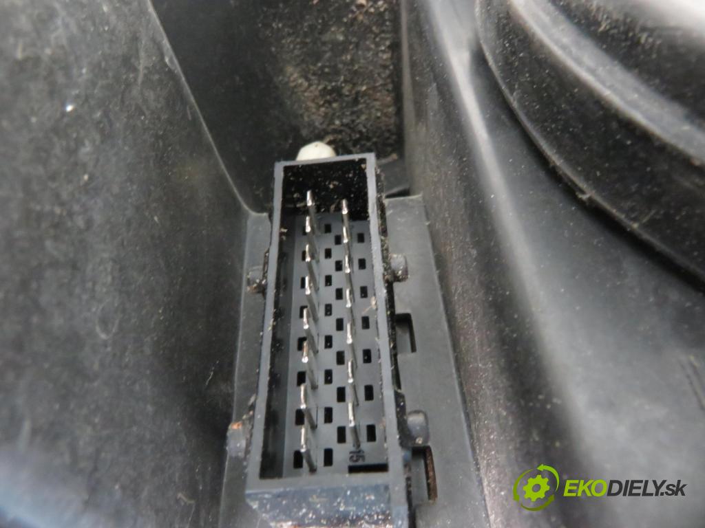 PEUGEOT 407 (6D_) SEDAN 2008 80,00 1.6 HDi 110 - 9HZ (DV6TED4) 1560,00 světlo LP 0301213271