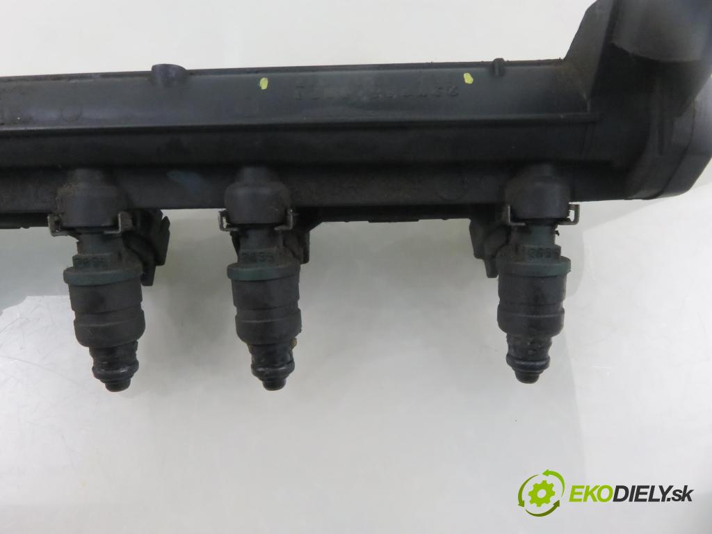 AUDI A3 (8L1) HB 2002 75,00 1.6 - AVU 1595,00 Lišta vstrekovacia 037906031AL ; 06A133317A (Vstrekovacia lišta)