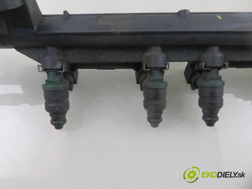 AUDI A3 (8L1) HB 2002 75,00 1.6 - AVU 1595,00 Lišta vstrekovacia 037906031AL ; 06A133317A (Vstrekovacia lišta)