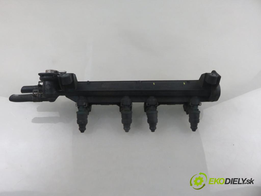 AUDI A3 (8L1) HB 2002 75,00 1.6 - AVU 1595,00 Lišta vstrekovacia 037906031AL ; 06A133317A (Vstrekovacia lišta)