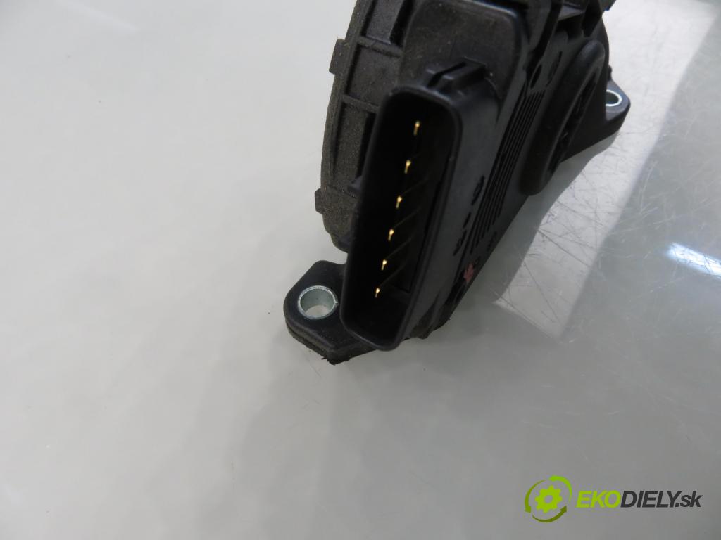 SUZUKI GRAND VITARA II (JT, TE, TD) SUV 2006 103,00 2.0 140 (JB420W) - J20A 1995,00 Potenciometer plynu I590065J01 ; 6PV00907400 (Potenciometer plynového pedálu)