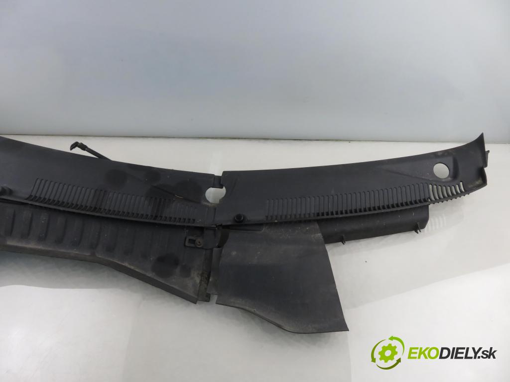 OPEL CORSA C (X01) HB 2001 43,00 1.0 12V 58 - Z 10 XE 973,00 Torpédo, plast pod čelné okno 09116435 (Torpédo (plast pod čelným sklom))