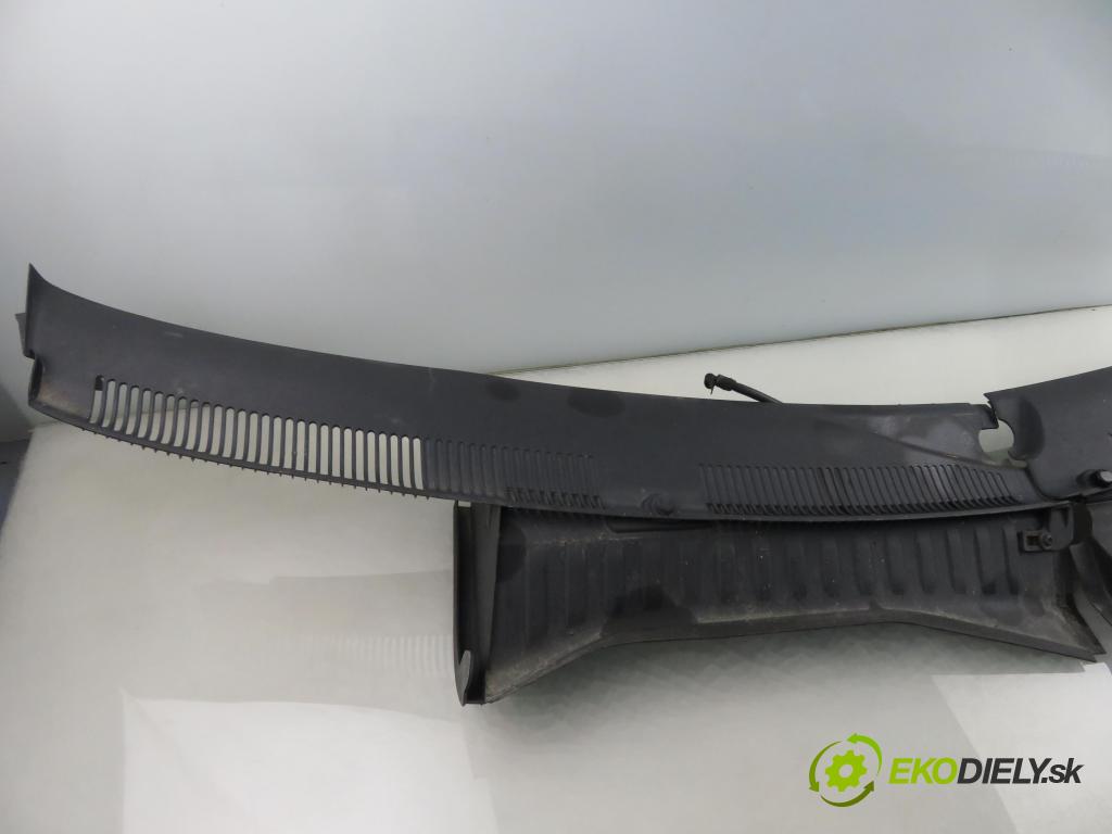 OPEL CORSA C (X01) HB 2001 43,00 1.0 12V 58 - Z 10 XE 973,00 Torpédo, plast pod čelné okno 09116435 (Torpédo (plast pod čelným sklom))