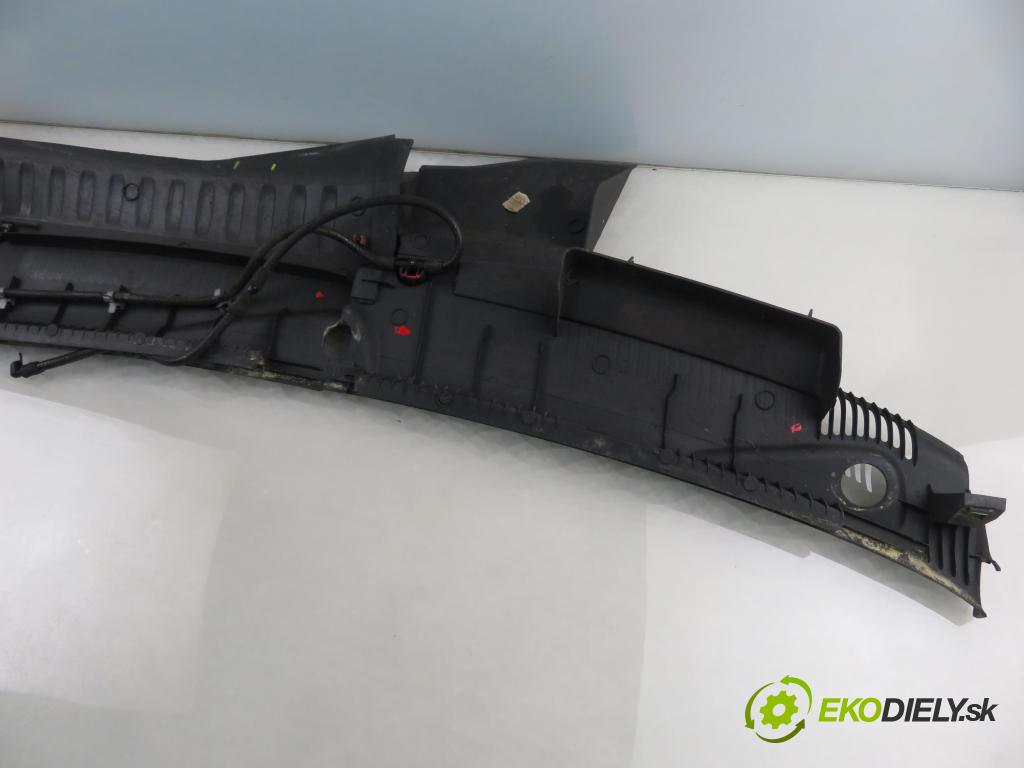 OPEL CORSA C (X01) HB 2001 43,00 1.0 12V 58 - Z 10 XE 973,00 Torpédo, plast pod čelné okno 09116435 (Torpédo (plast pod čelným sklom))