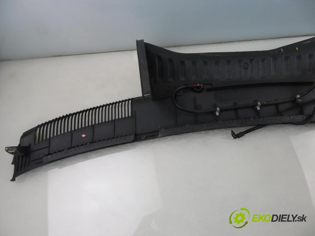 OPEL CORSA C (X01) HB 2001 43,00 1.0 12V 58 - Z 10 XE 973,00 Torpédo, plast pod čelné okno 09116435 (Torpédo (plast pod čelným sklom))