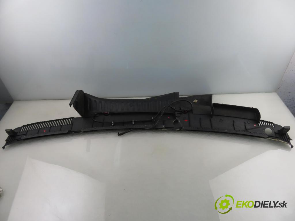 OPEL CORSA C (X01) HB 2001 43,00 1.0 12V 58 - Z 10 XE 973,00 Torpédo, plast pod čelné okno 09116435 (Torpédo (plast pod čelným sklom))