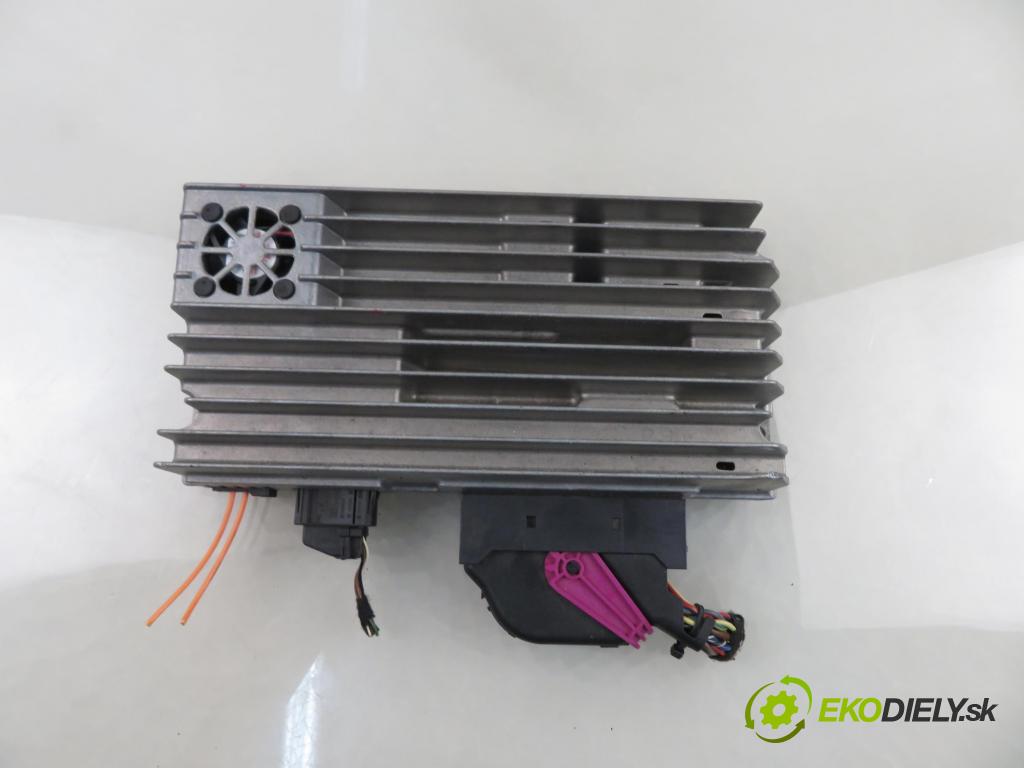 AUDI A4 Avant (8K5, B8) KOMBI 2010 125,00 2.0 TDI quattro - CAHA 1968,00 Zosilňovač 8T0035223AK (Zosilňovač)