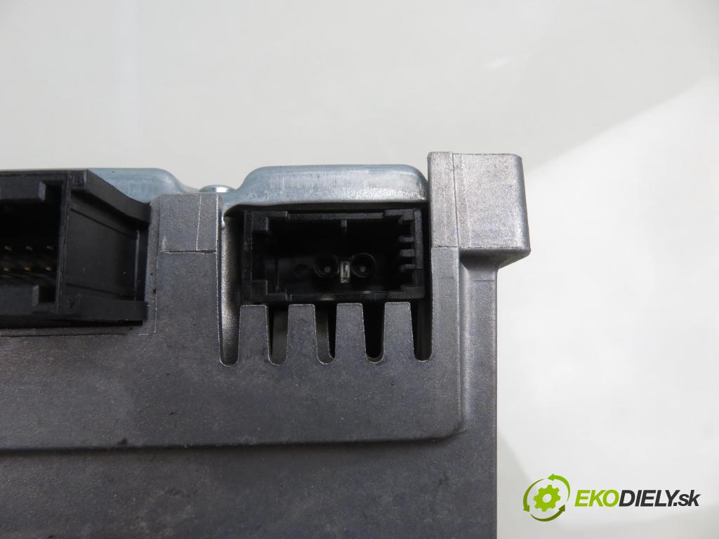 AUDI A4 Avant (8K5, B8) KOMBI 2010 125,00 2.0 TDI quattro - CAHA 1968,00 Zosilňovač 8T0035223AK (Zosilňovač)