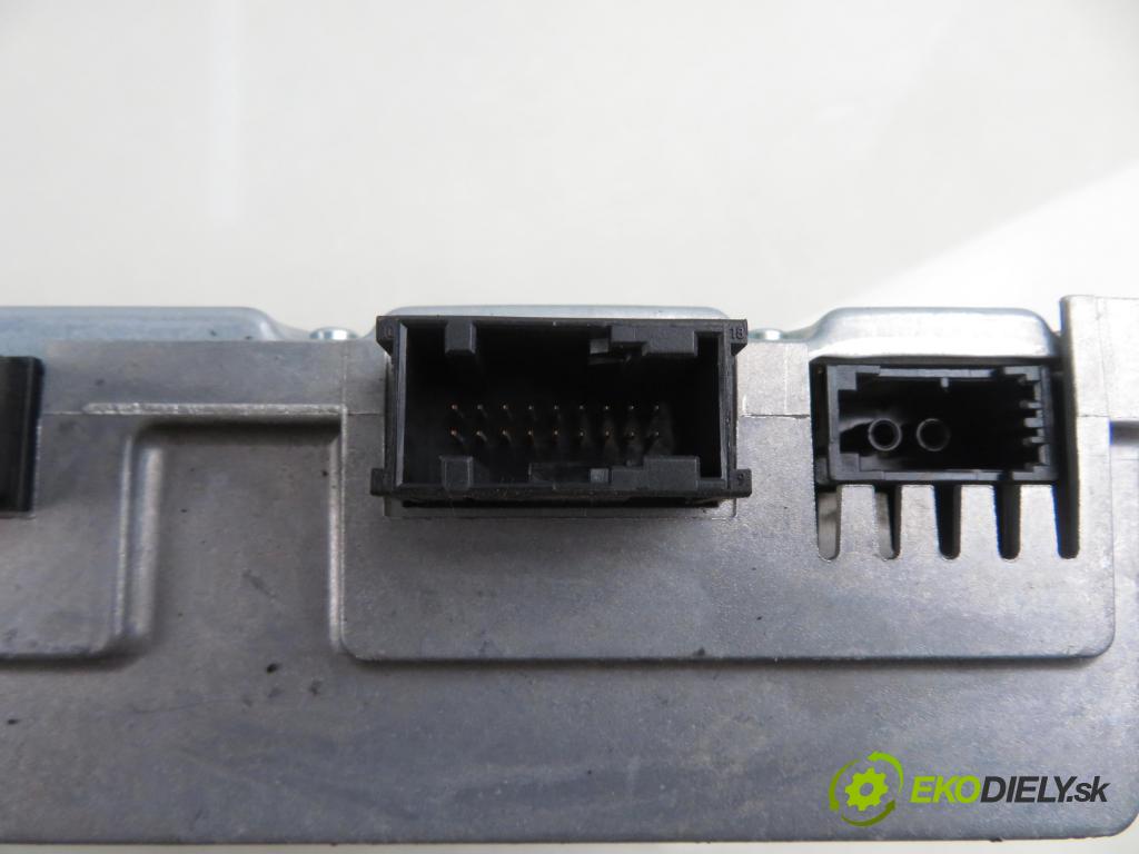 AUDI A4 Avant (8K5, B8) KOMBI 2010 125,00 2.0 TDI quattro - CAHA 1968,00 Zosilňovač 8T0035223AK (Zosilňovač)