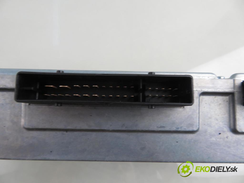 AUDI A4 Avant (8K5, B8) KOMBI 2010 125,00 2.0 TDI quattro - CAHA 1968,00 Zosilňovač 8T0035223AK (Zosilňovač)