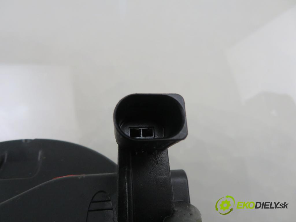 VW GOLF V (1K1) HB 2006 77,00 1.9 TDI PD 105 - BKC 1896,00 klika dveří kufr 1K0827469F ; 1K0827469E ; 3C5827469B