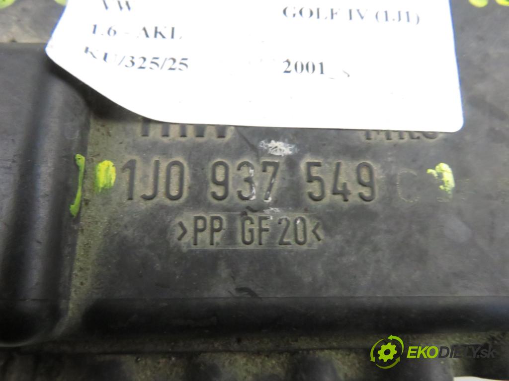 VW GOLF IV (1J1) HB 2001 74,00 1.6 - AKL 1595,00 skříňka POJISTKY: na AKUMULATOR: 1J0937549C
