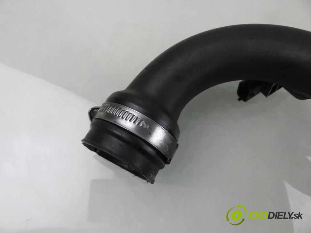 RENAULT MEGANE II (BM0/1_, CM0/1_) HB 2005 63,00 1.5 dCi 86 - K9K 724 1461,00 Rúra intercoolera turba 8200527670 ; 8200533986 ; 0261002566
