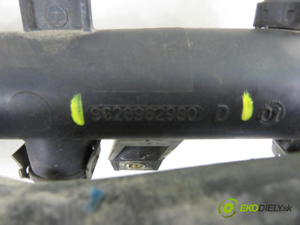 PEUGEOT 206 liftback (2A/C) HB 2003 440,00 1.1 i - HFX (TU1JP) 1124,00 Lišta vstrekovacia IPM002 ; 9628982980 ; 9628982980D (Vstrekovacia lišta)