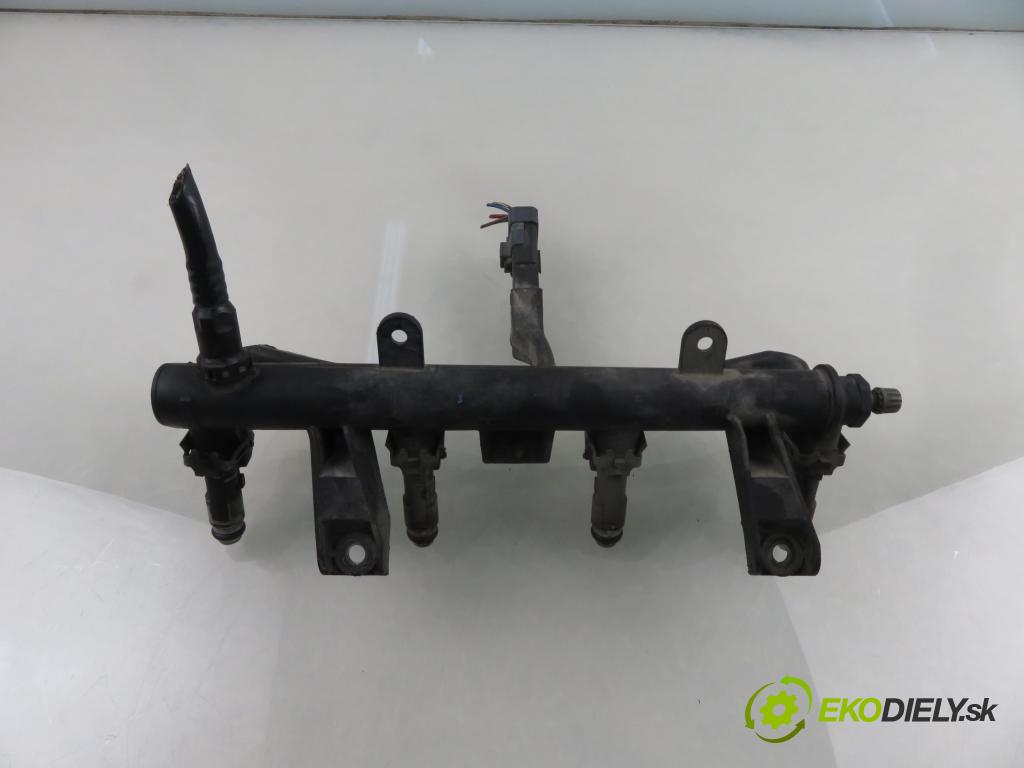 PEUGEOT 206 liftback (2A/C) HB 2003 440,00 1.1 i - HFX (TU1JP) 1124,00 Lišta vstrekovacia IPM002 ; 9628982980 ; 9628982980D (Vstrekovacia lišta)