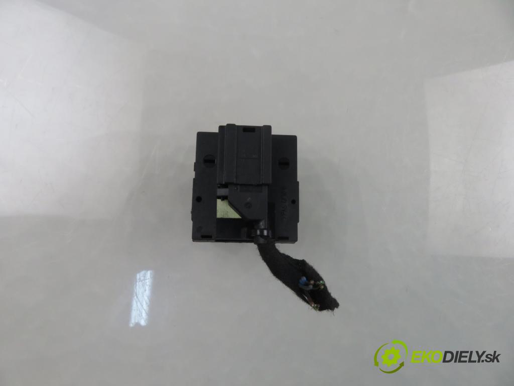 AUDI A4 (8E2, B6) SEDAN 2004 96,00 1.9 TDI PD 130 1896,00 Panel ovládaní oken
