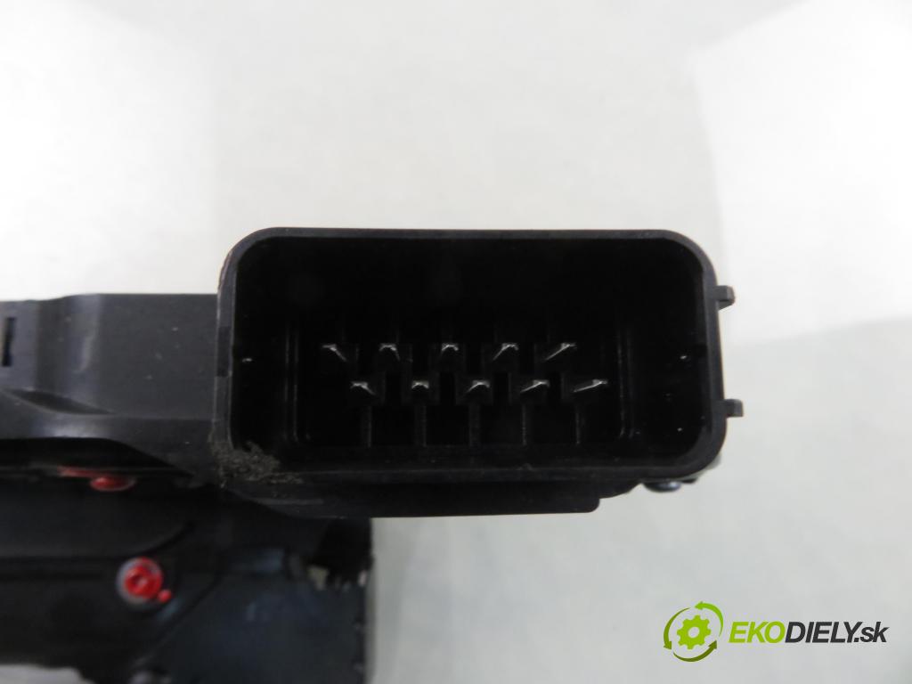 LAND ROVER RANGE ROVER SPORT (L320) SUV 2007 140,00 2.7 TDV6 4x4 190 - 276DT (PSA) 2720,00 zámok PTE FQM000148