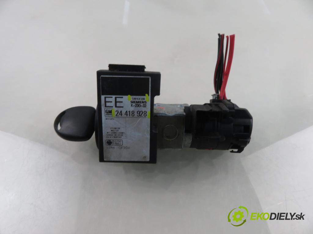 OPEL CORSA B (S93) HB 1998 40,00 1.0 i 12V 54 - X 10 XE 973,00 spinačka 26034041 ; 26034040 ; 24418928 (Spínacia skrinka)