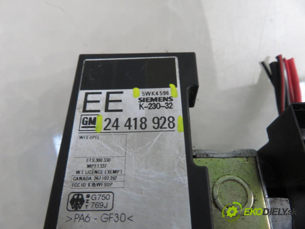 OPEL CORSA B (S93) HB 1998 40,00 1.0 i 12V 54 - X 10 XE 973,00 spinačka 26034041 ; 26034040 ; 24418928 (Spínacia skrinka)