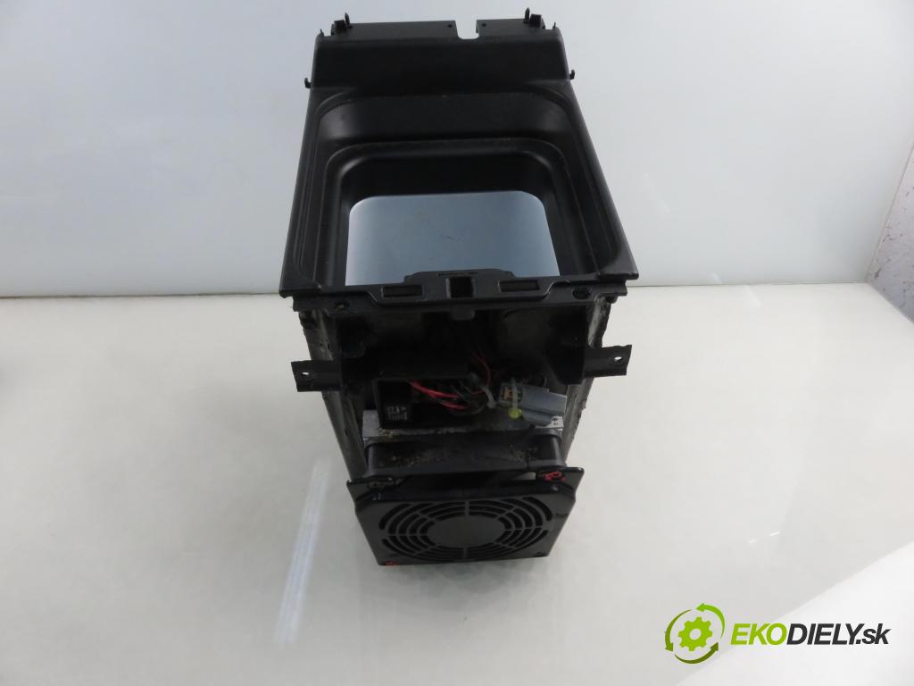 LAND ROVER RANGE ROVER SPORT (L320) SUV 2007 140,00 2.7 TDV6 4x4 190 - 276DT (PSA) 2720,00 přihrádka kastlík 4442700087