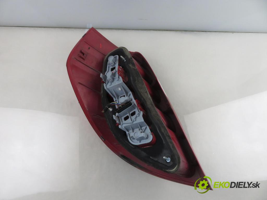 MERCEDES-BENZ KLASA A (W169) HB 2004 80,00 2.0 CDI 109 - OM 640.940 1991,00 světlo pravé zadní