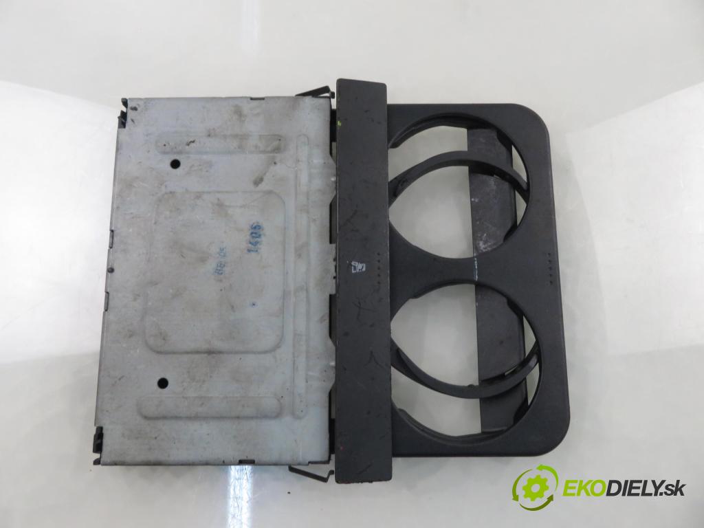 VW GOLF IV (1J1) HB 1999 55,00 1.4 16V 75 - AKQ 1390,00 držák na nápoje 1J0858601 (Držák nápojů)