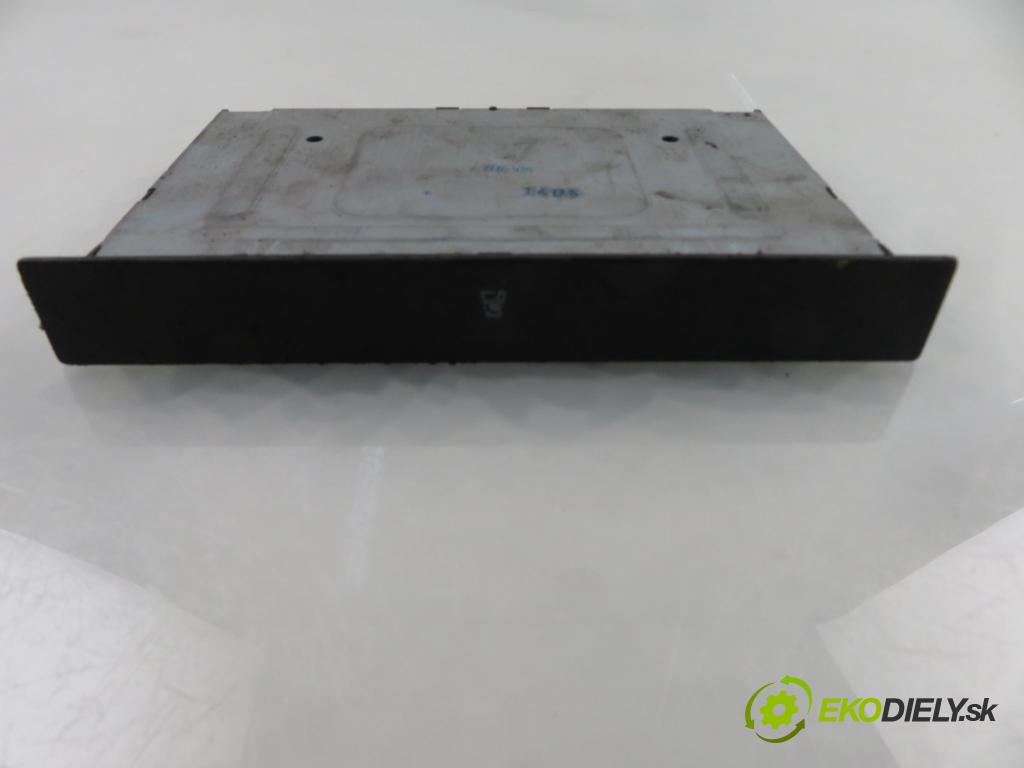 VW GOLF IV (1J1) HB 1999 55,00 1.4 16V 75 - AKQ 1390,00 držák na nápoje 1J0858601 (Držák nápojů)