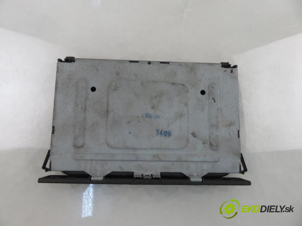 VW GOLF IV (1J1) HB 1999 55,00 1.4 16V 75 - AKQ 1390,00 držák na nápoje 1J0858601 (Držák nápojů)