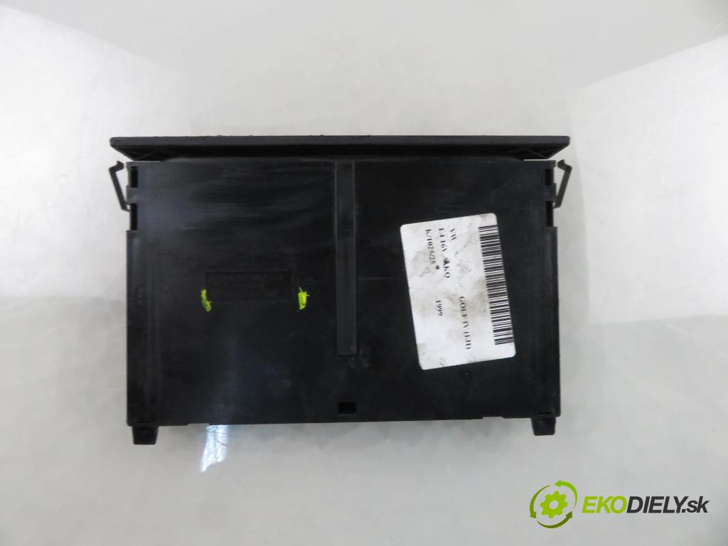 VW GOLF IV (1J1) HB 1999 55,00 1.4 16V 75 - AKQ 1390,00 držák na nápoje 1J0858601 (Držák nápojů)